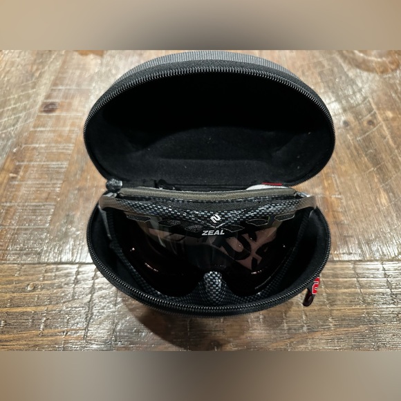 ZEAL Ski Goggles and Case - Picture 11 of 12